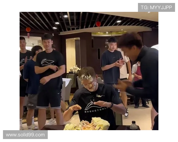 周鹏与儿子共享生日时光 感谢九岁小九祝父子共同生日快乐